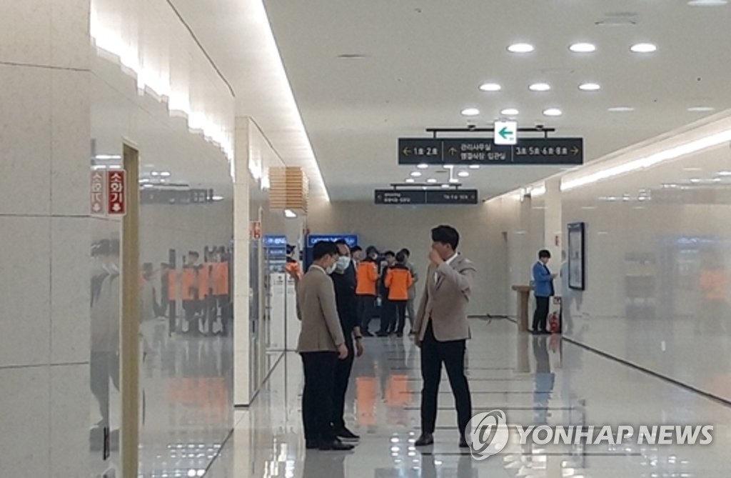 동산병원 장례식장에 도착한 유족들