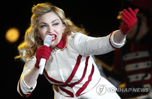 한밤중 지각 쇼라니…마돈나, 뿔난 팬에 소송당해