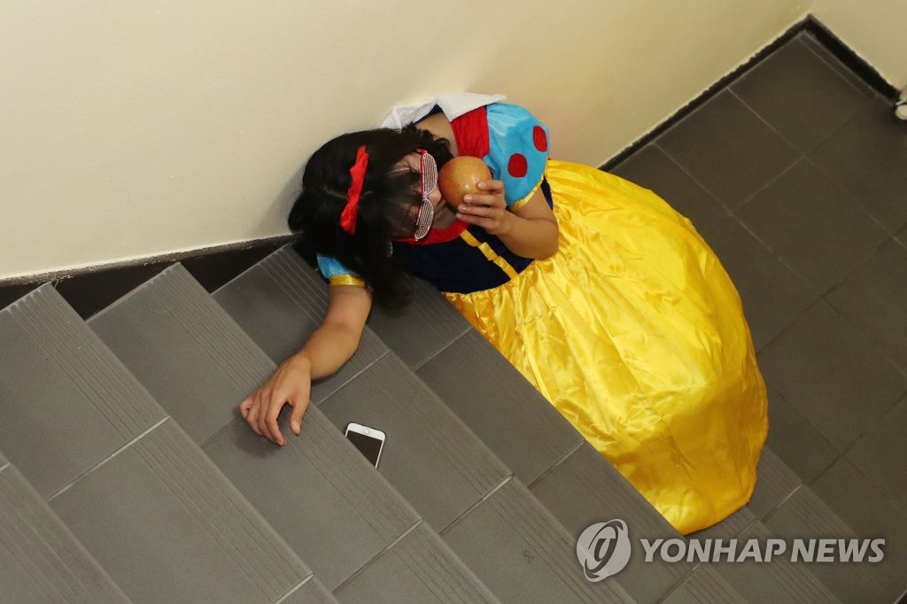 계단 오르기 힘든 백설공주