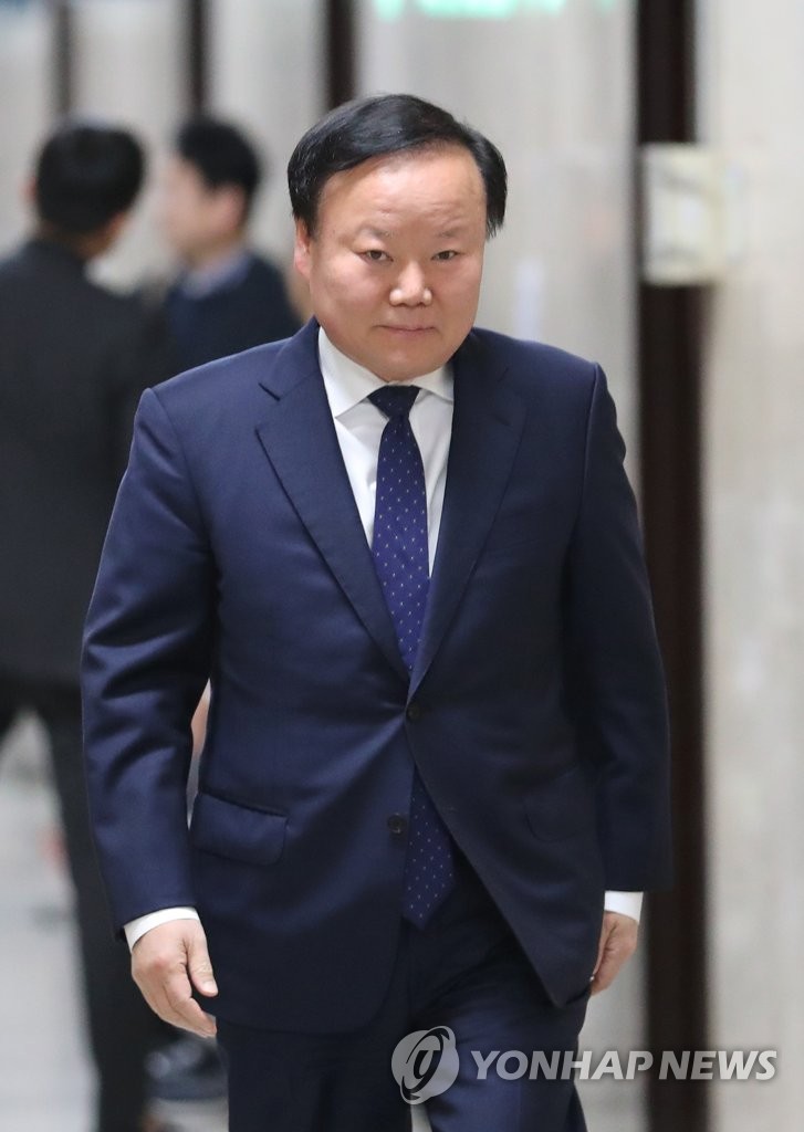 김재원 생각에 잠긴 표정으로