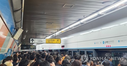 서울지하철 4호선 남태령역서 열차 고장…출근길 지연·혼잡