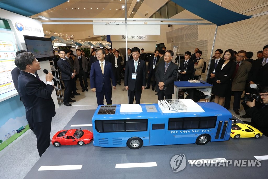 수소 에너지 부스 둘러보는 진영 장관