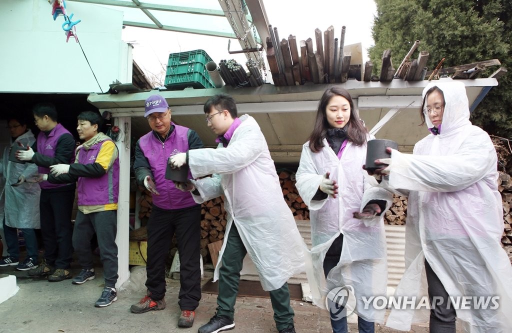 연탄 배달하는 강원랜드 임직원들