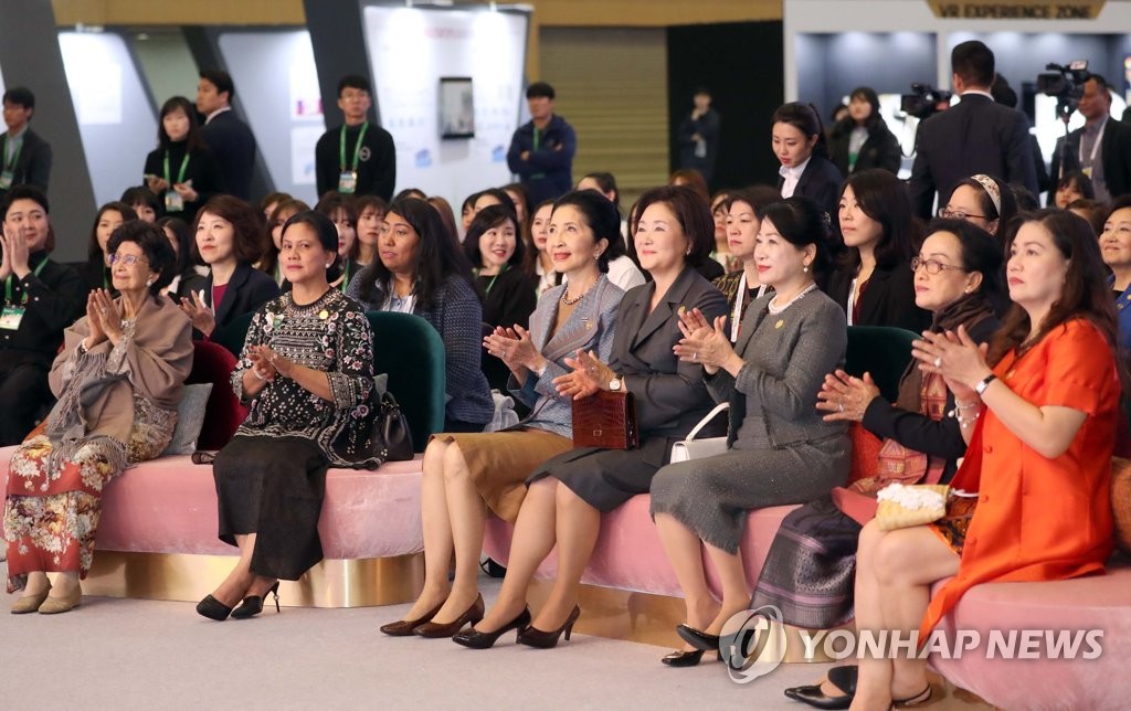 [한-아세안] K뷰티 페스티벌 관람하는 정상부인들
