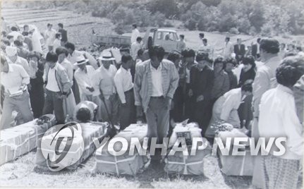 합동 장례 실시하는 광주 시민들