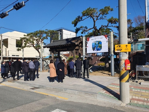 드라마 동백꽃 필 무렵은 끝났어도 까멜리아 간판 남는다