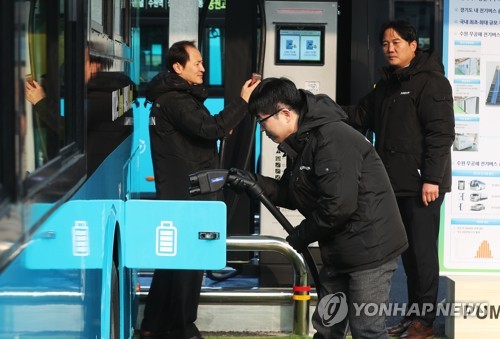 96대 전기버스 동시 충전…국내 최대 충전소 수원에 준공