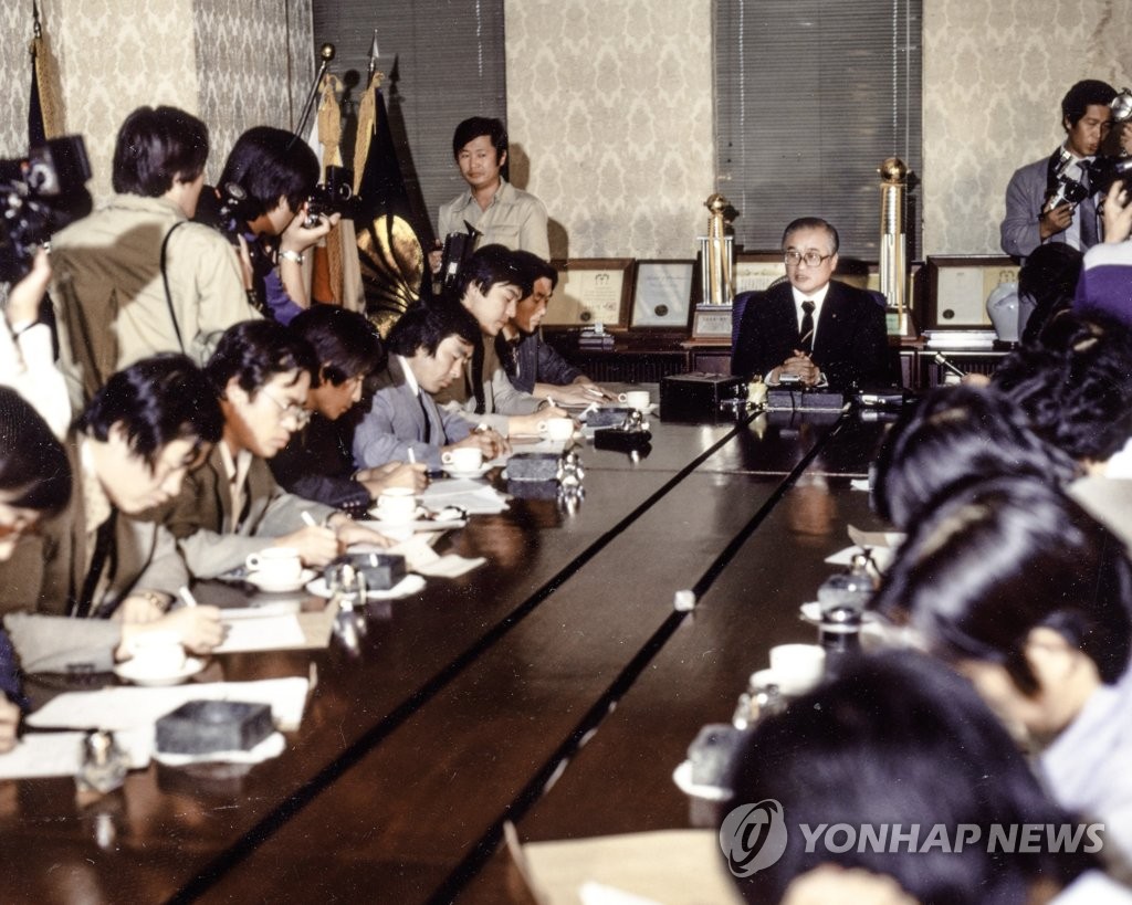 재단 설립 후 인터뷰하는 김우중 전 대우그룹 회장