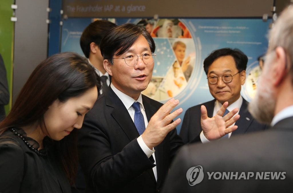 연구소 주요시설 둘러보는 성윤모 장관