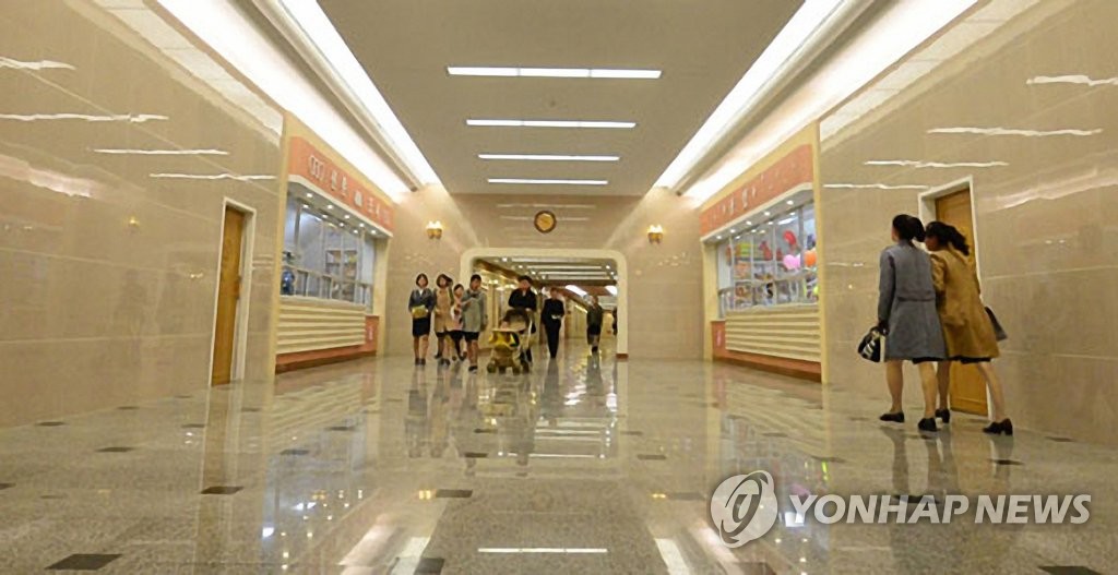 평양의 지하궁전 지하철 역사 내 매점들