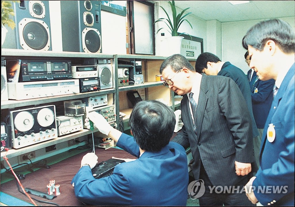 고객서비스센터 찾은 구자경 명예회장