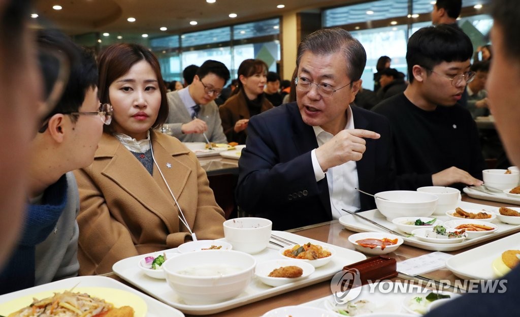 문 대통령, 시내 구내식당서 직장인들과 점심