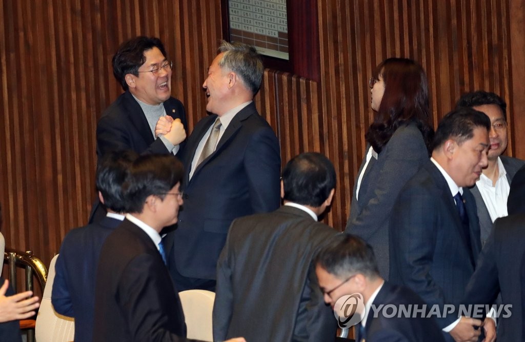 '공수처법' 한국당 퇴장 속 국회 본회의 통과