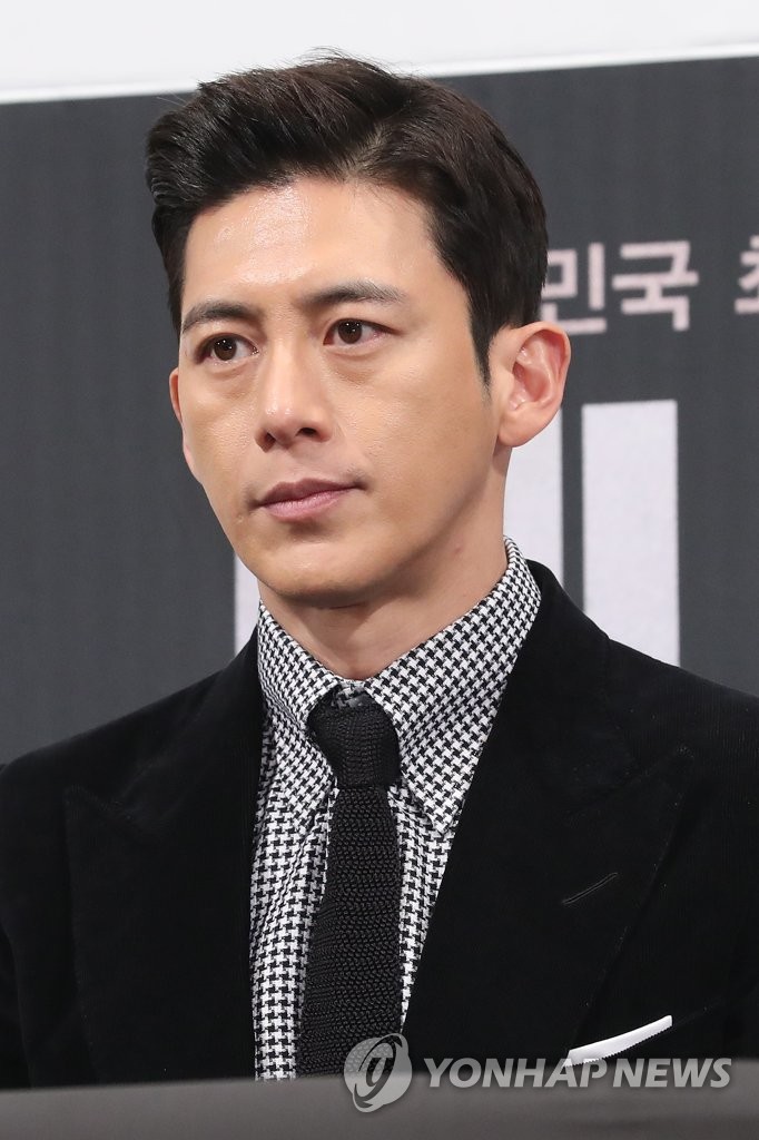 고수, 조각같은 이목구비