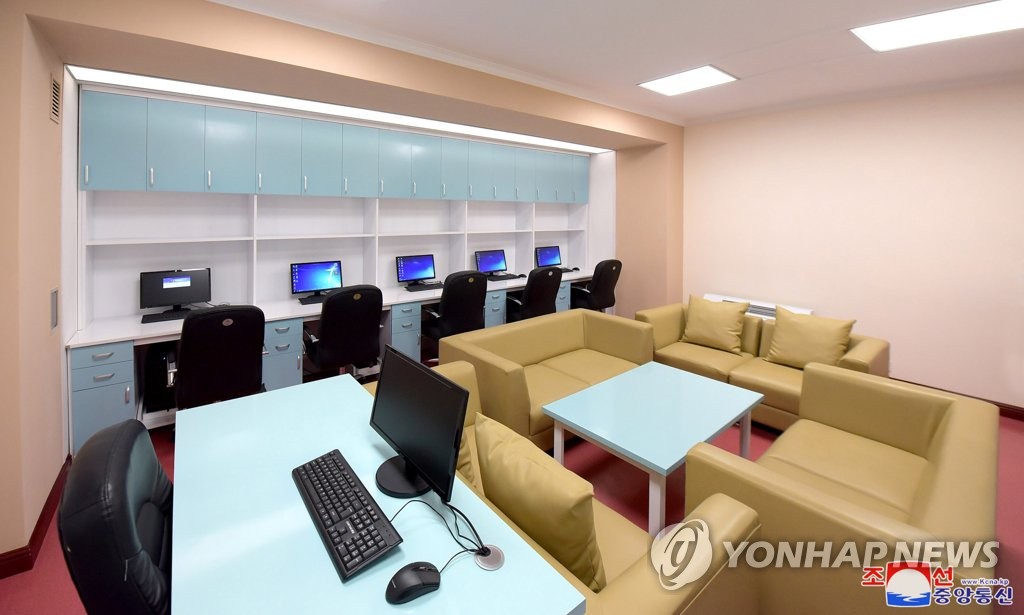 평양시 청년공원야외극장 내부시설