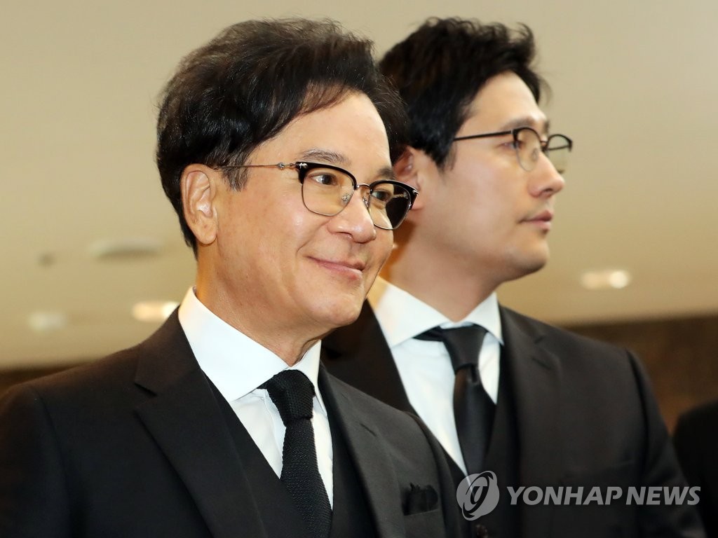 조문 마치고 떠나는 이재현 회장