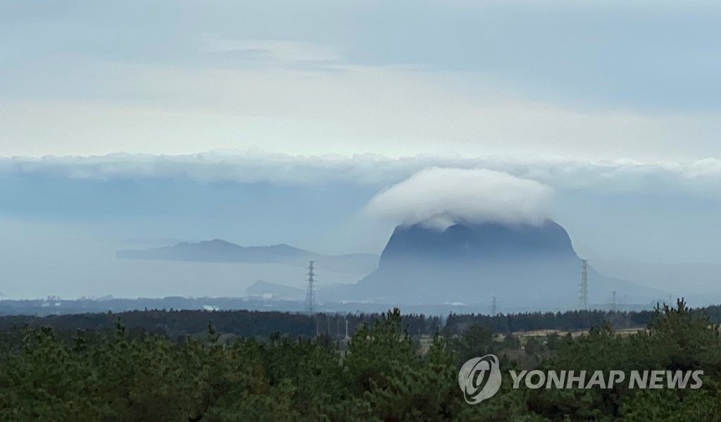 구름모자 쓴 산방산