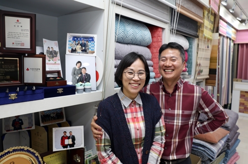 [#나눔동행] 포근한 잠자리 선물…이불로 온기 전하는 미소천사 부부