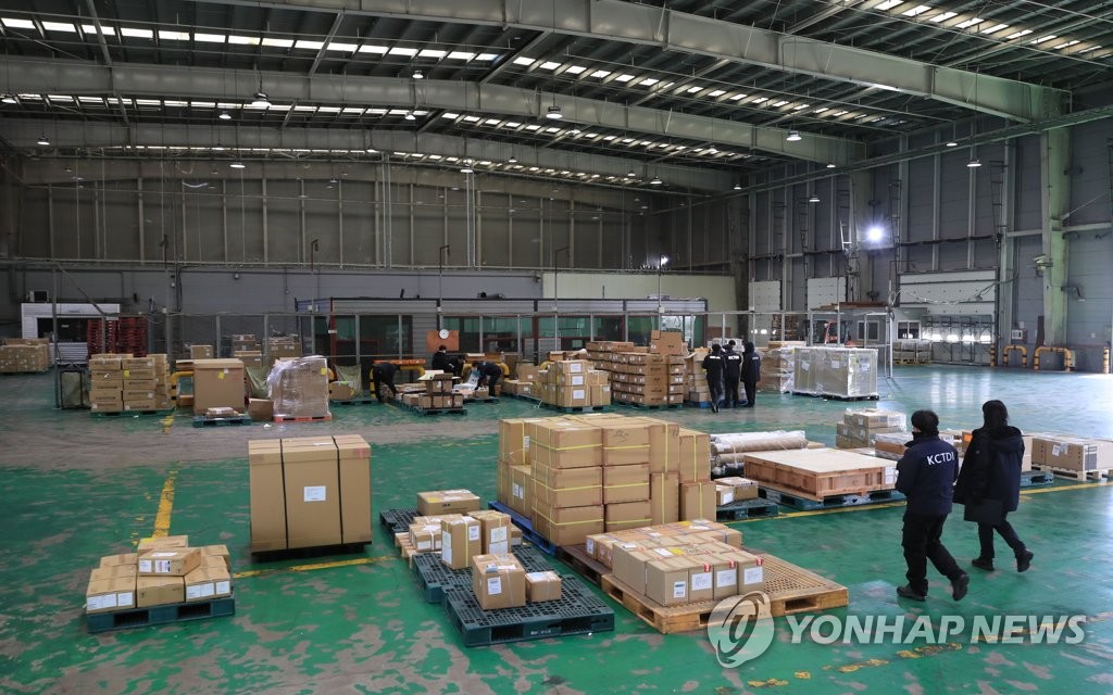 중국발 화물 수입 급감,  한산한 세관검사장