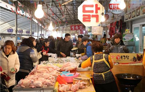 구내식당 닫고 전통시장 이용하고…태안군 상권 살리기 안간힘