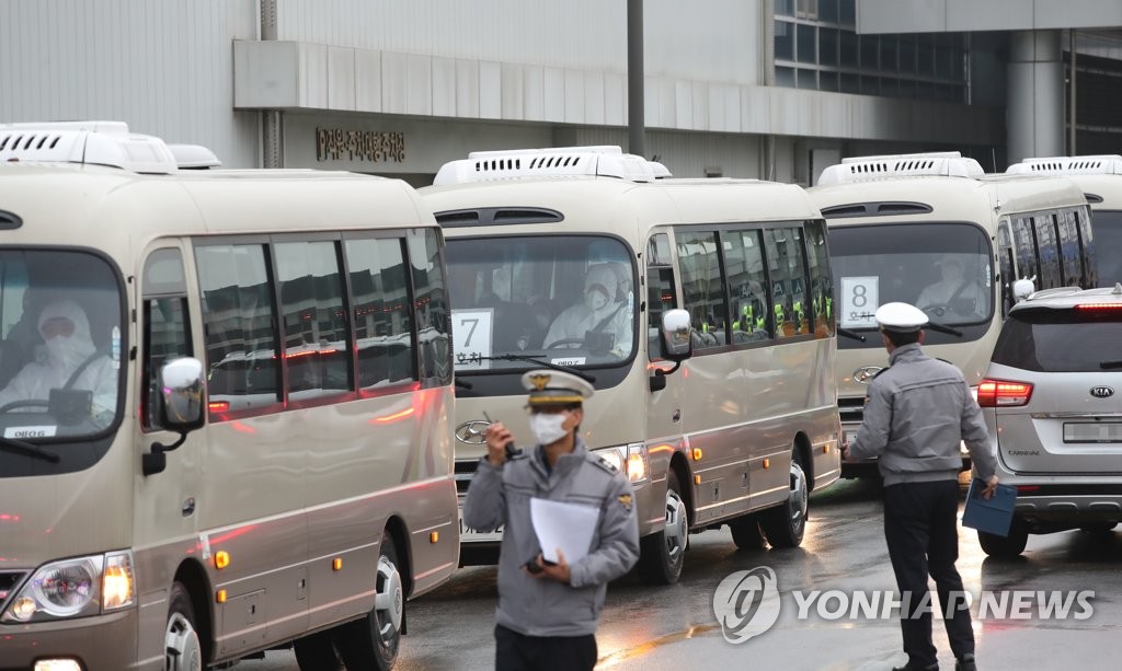 이천 임시생활시설로 이동하는 우한 교민들