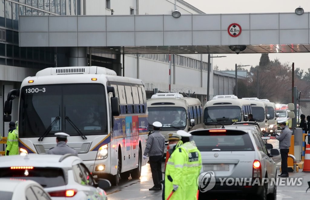 이천 임시생활시설로 이동하는 우한 교민들