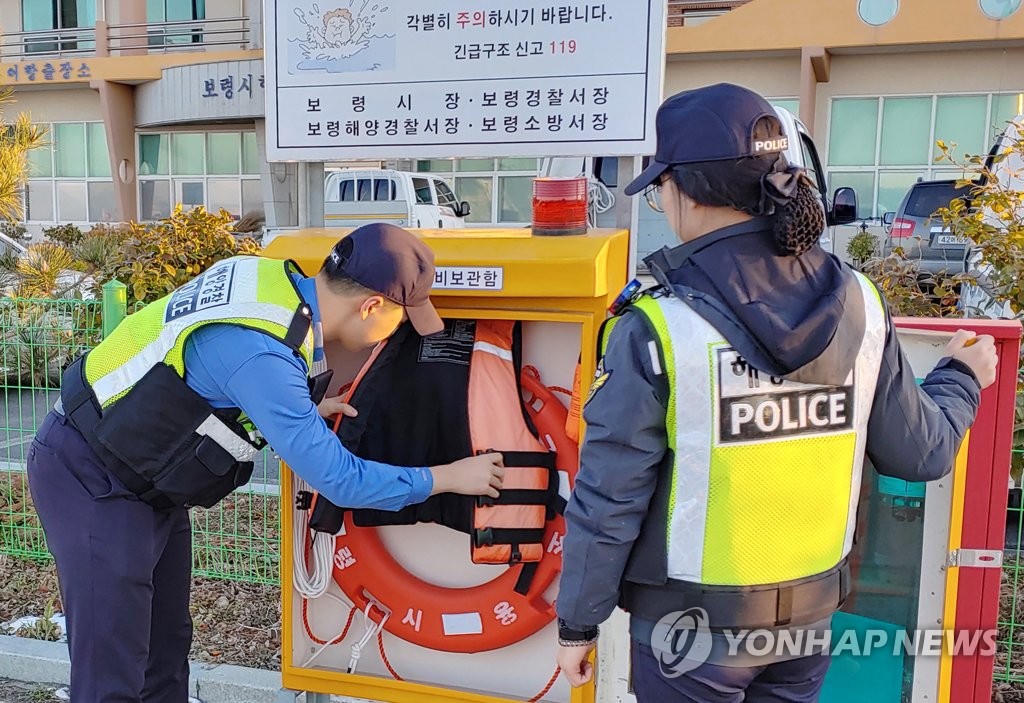 대천항 주변 인명 구조함 점검하는 보령해경