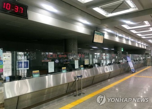 [르포] 코로나 여파 중국 승객 0…인천항 면세점 3주째 텅텅