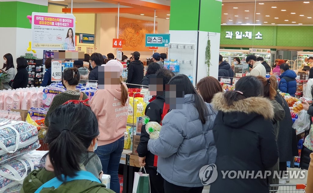 생필품 사자 붐비는 슈퍼마켓