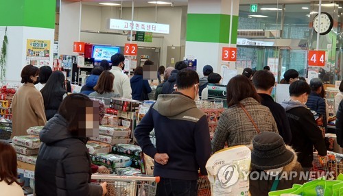 생필품 사놓자 코로나19 뚫린 울산, 마트마다 진열대 텅텅