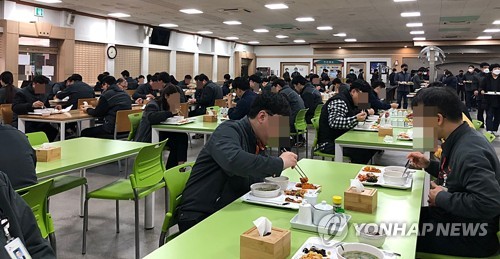 마스크 그냥 드릴게요…코로나19 함께 이기자 민관의 실천