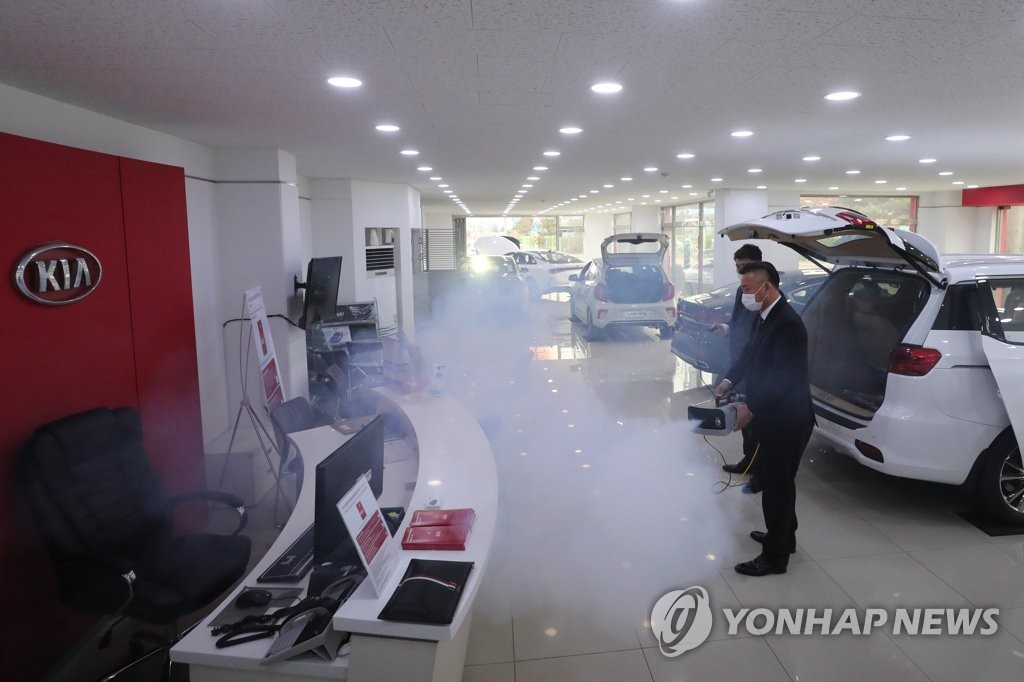 소독 작업하는 자동차 매장