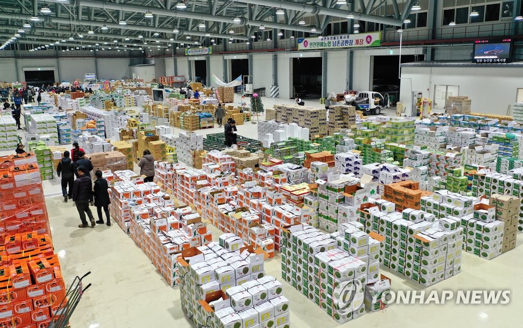 인천 남촌농산물도매시장에 가득 찬 농산물