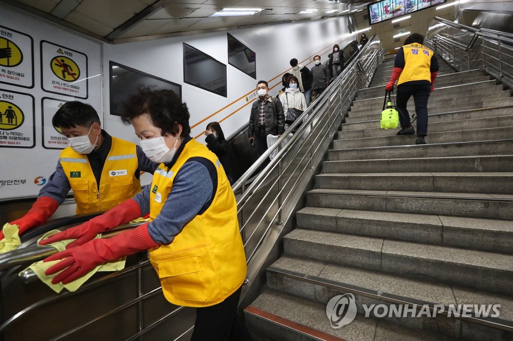 승객 손 닿는 곳 방역 청소
