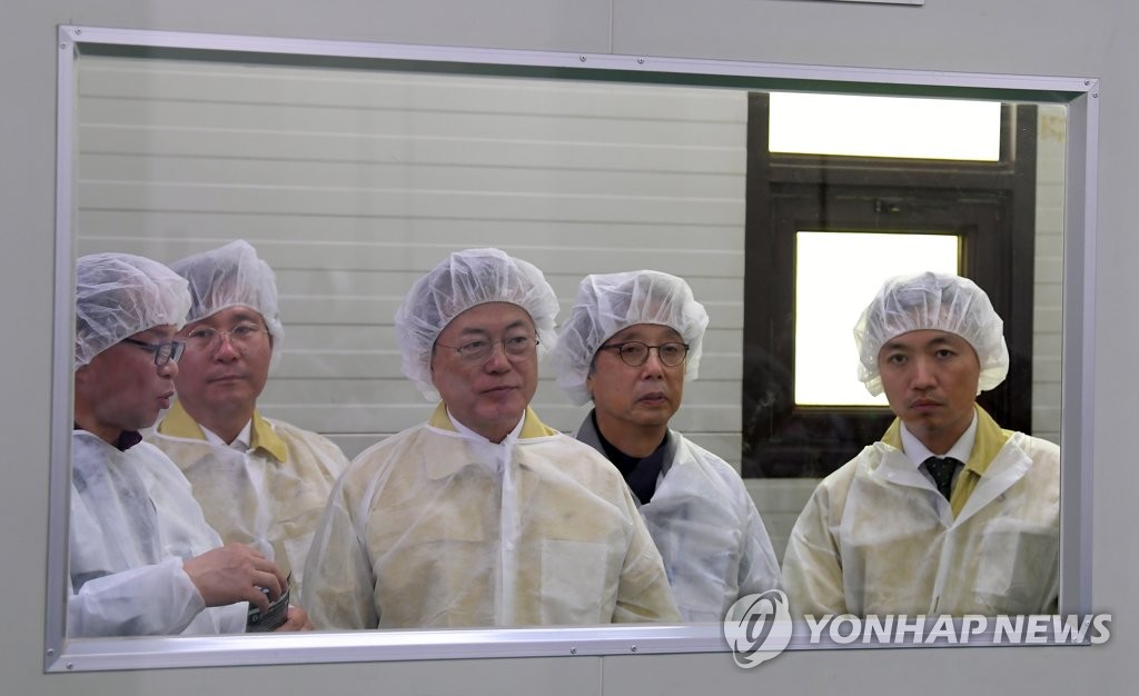 마스크 생산업체 방문한 문 대통령