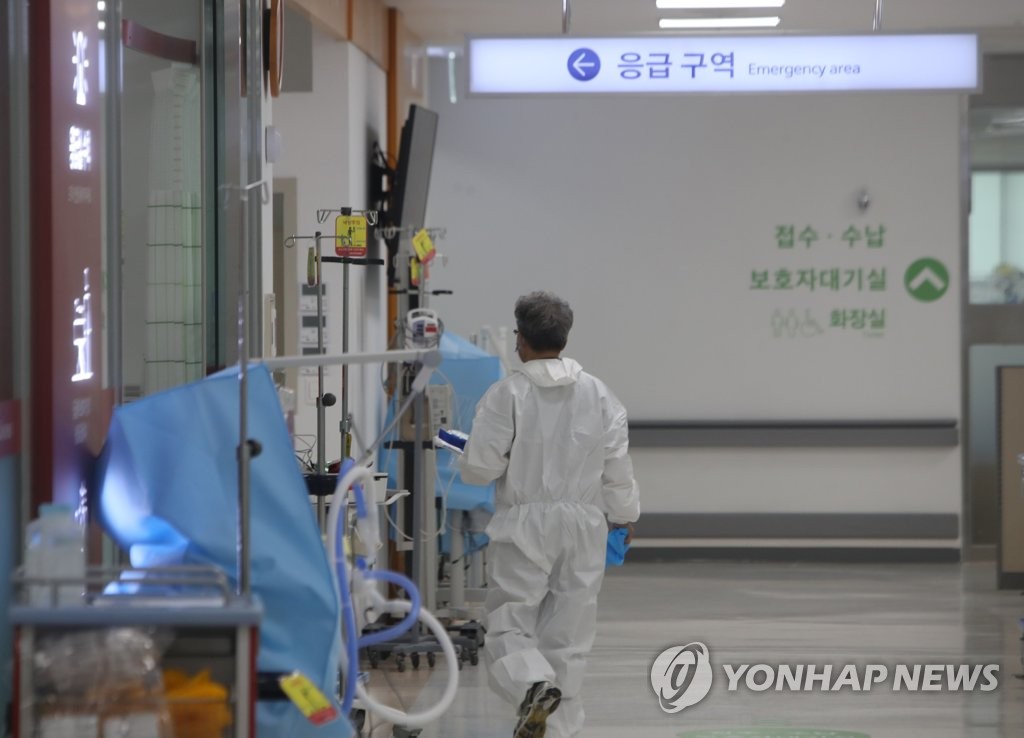 방호복 입은 영남대학교병원 의료진