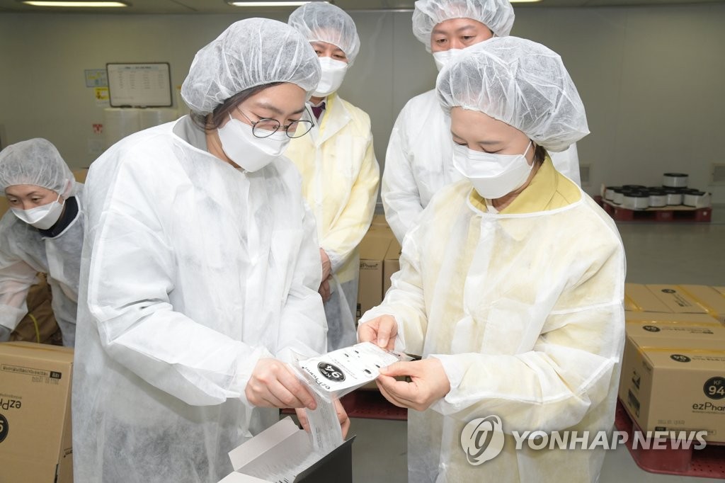 이의경 식약처장, 마스크 제조업체 방문