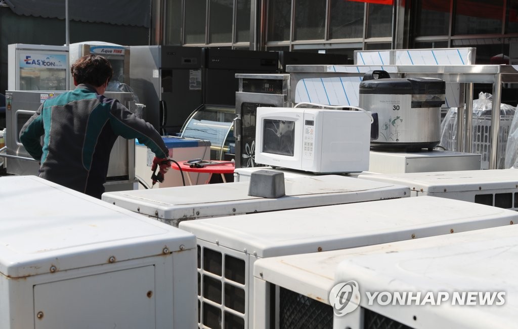 매장 앞에 쌓인 영업용 중고가전