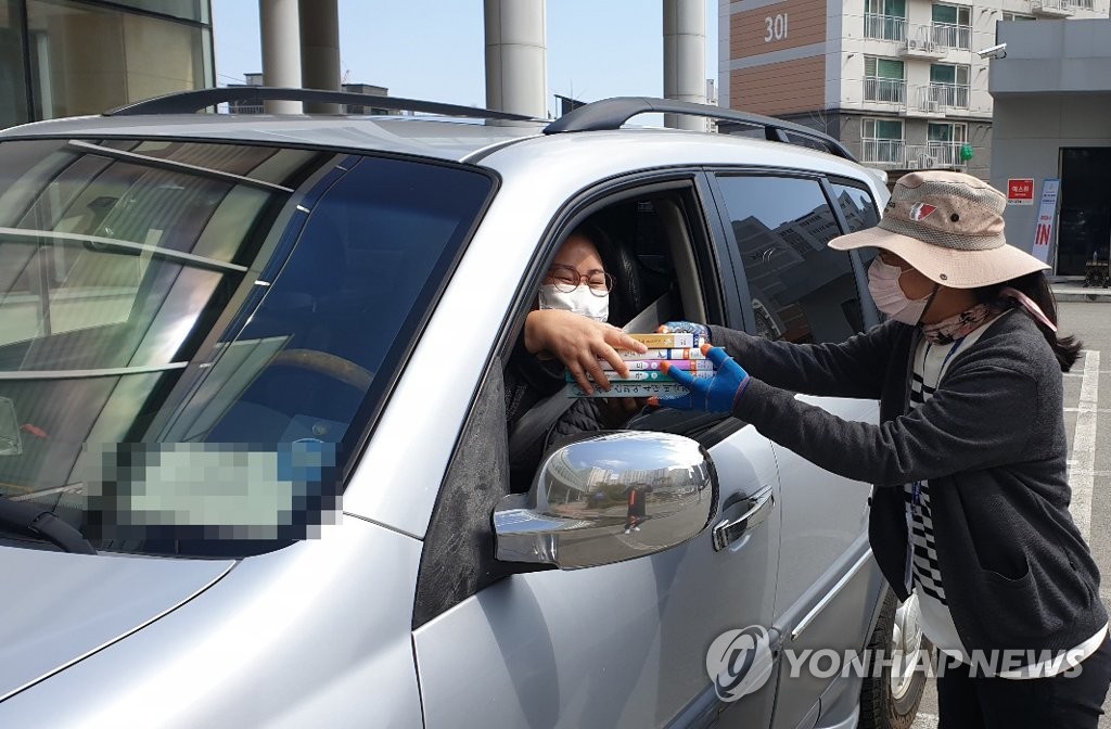 도서 대출도 드라이브 스루