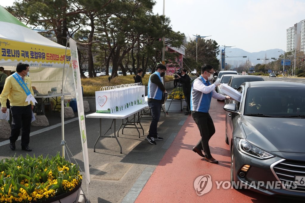 길게 늘어선 드라이브 스루 차량들