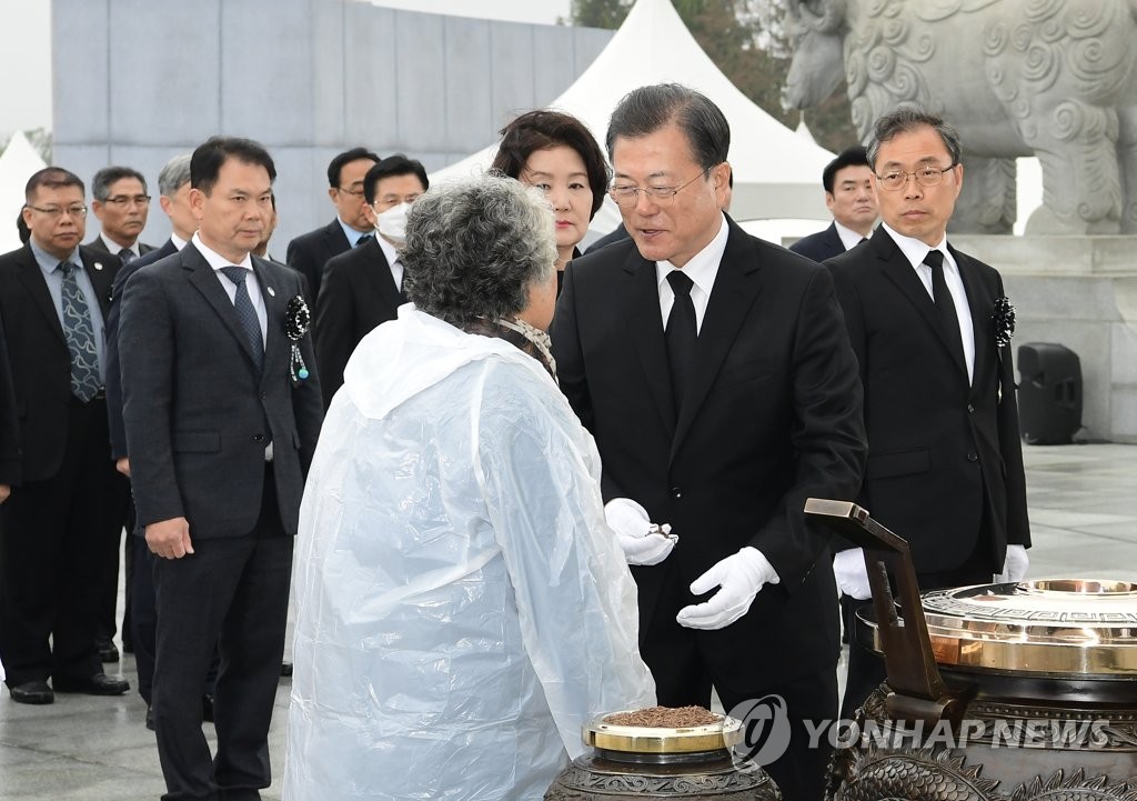 유가족 질문 듣는 문 대통령