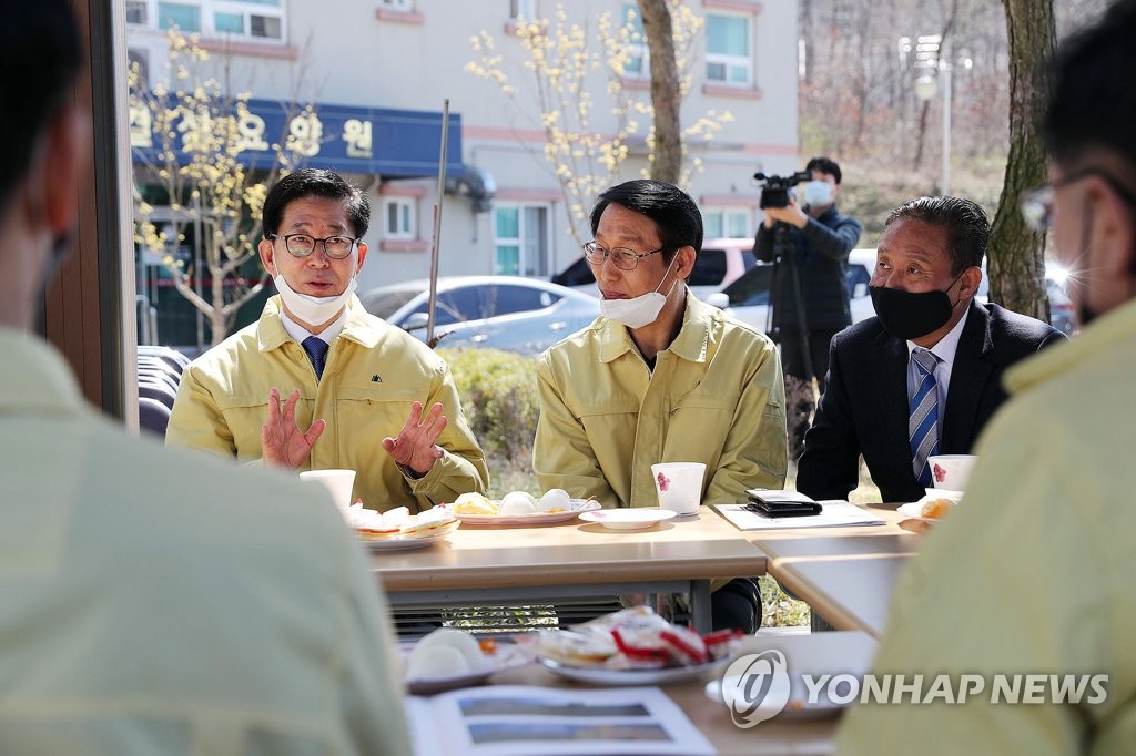 노인요양원 찾아 코로나19 예방 당부하는 충남지사