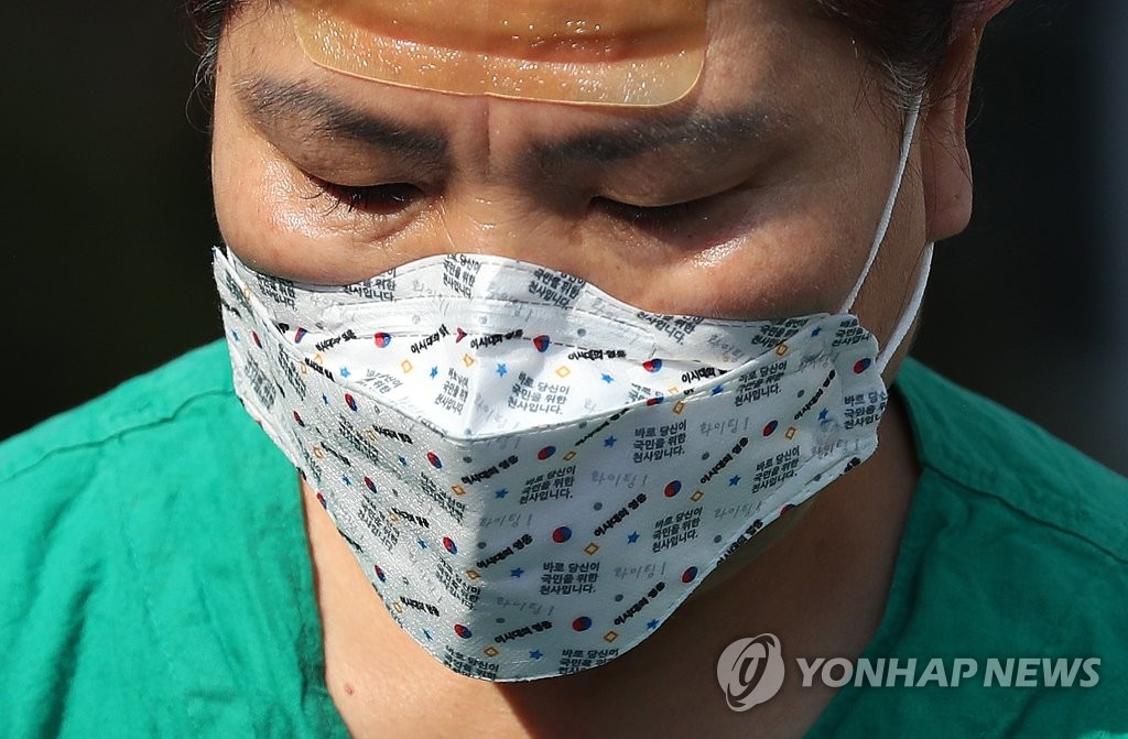 태극마크 새겨진 마스크 쓴 의료진