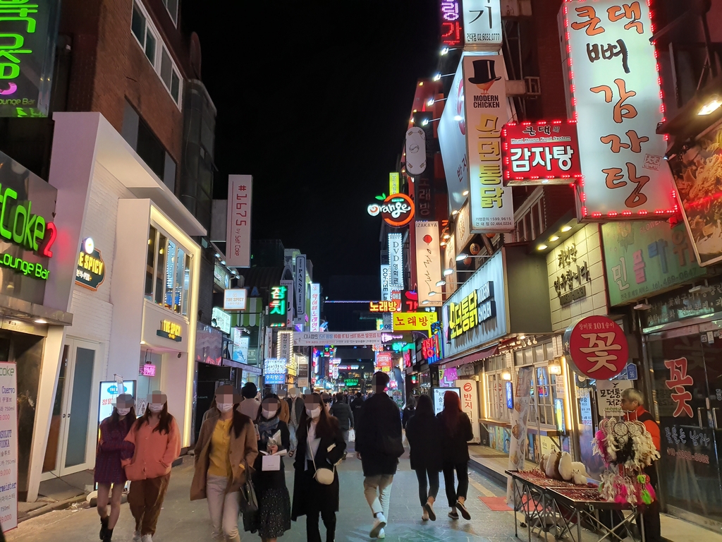 서울 유흥가 영업중단명령에 썰렁…대학가 실내포차는 북적