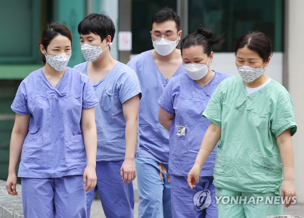 투표날에도 계속되는 의료진들의 노고