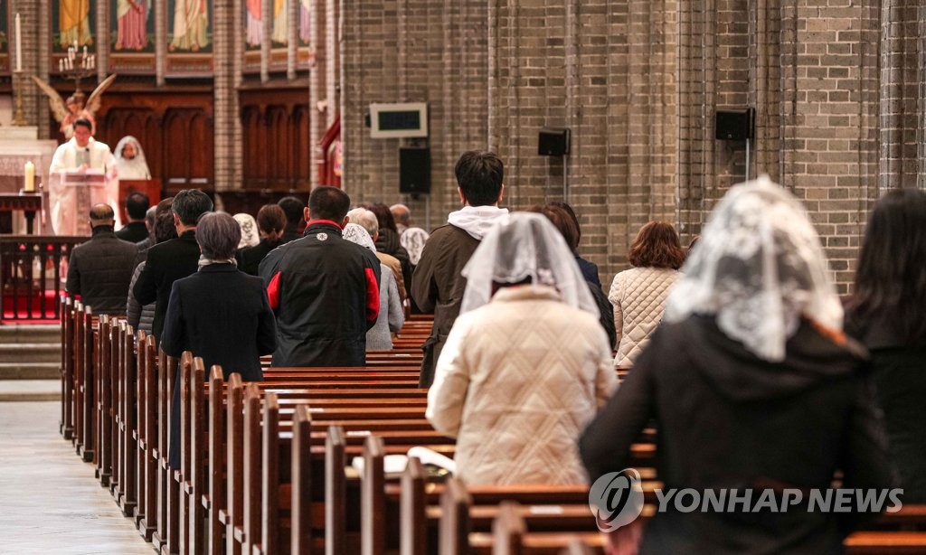 사회적 거리 둔 미사
