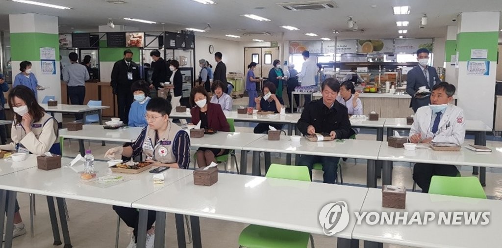 떨어져 밥 먹는 안철수 대표 부부