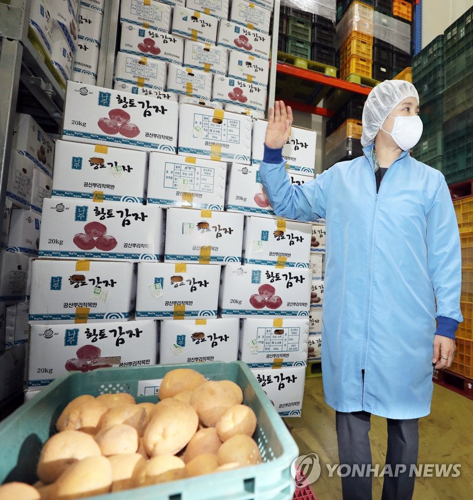 농산물꾸러미 생산 현장 둘러보는 유은혜 부총리