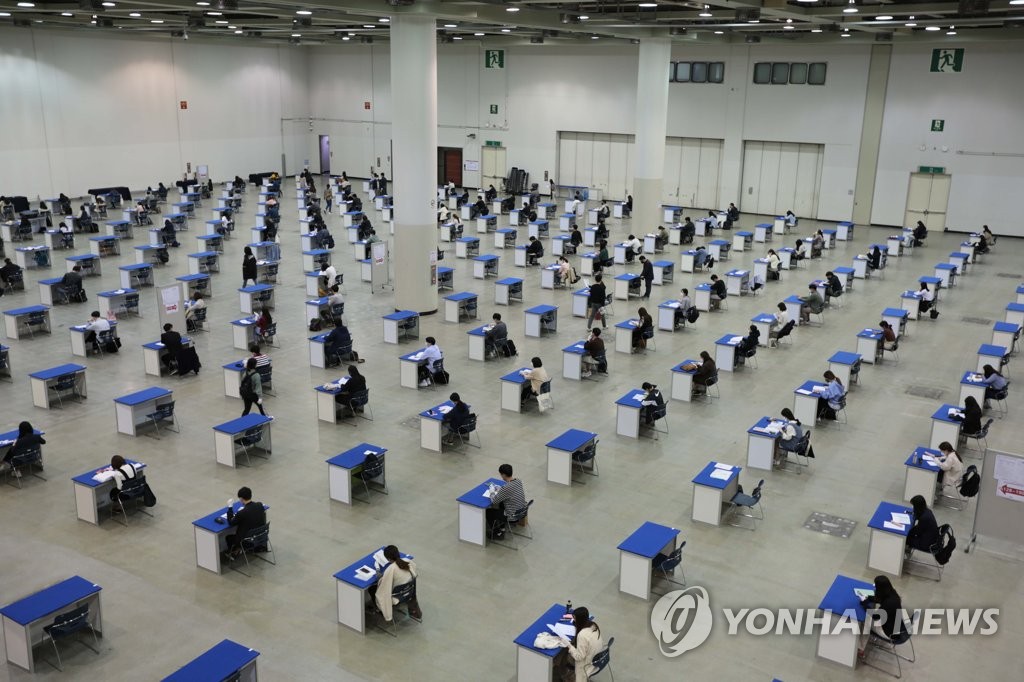 엑스코서 대규모 실내 채용시험…코로나19 차단
