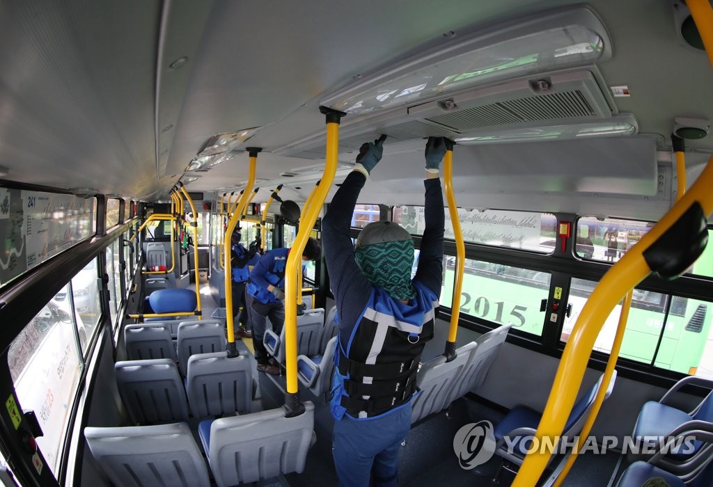 시내버스 에어컨 청소…생활방역 전환 순조롭게